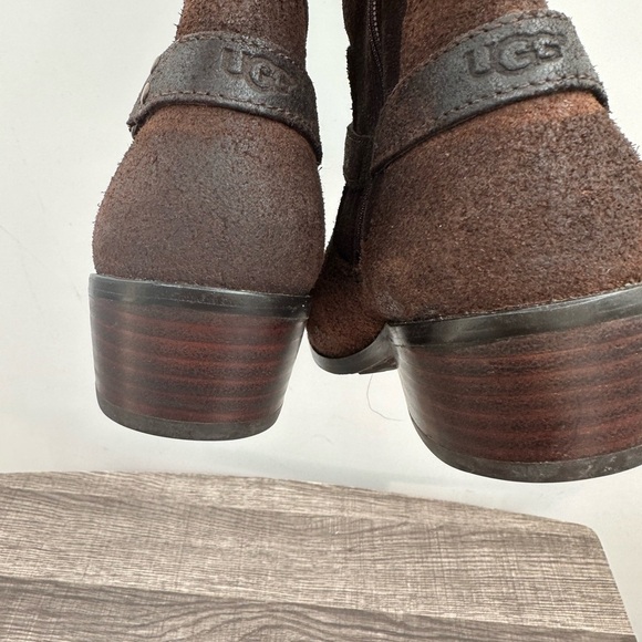 UGG girls brown leather Sherpa lining gorpcore warm boot. Girl 2 - Picture 9 of 13